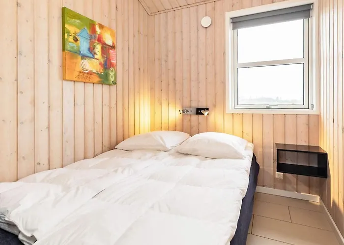 8 Person In Lokken-by Traum *