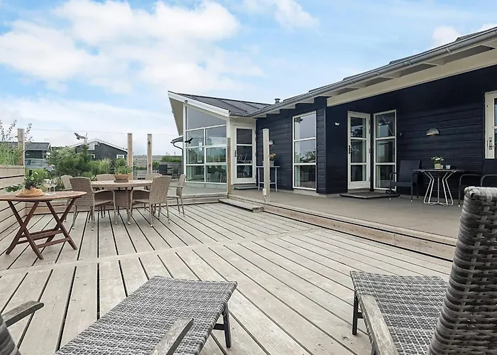 8 Person In Lokken-by Traum *