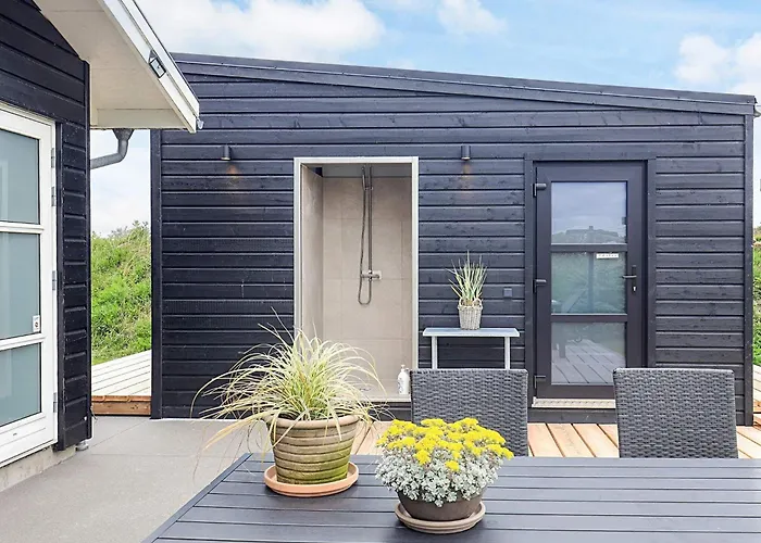 8 Person In Lokken-by Traum