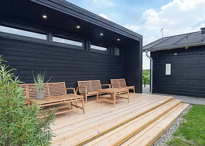 8 Person In Lokken-by Traum